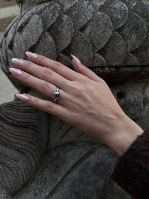 Belladonna Ring – White Gold